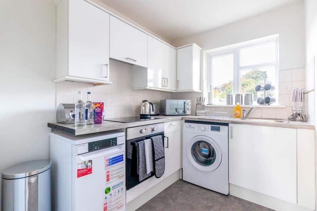 Beautiful Sea View 2 Bedroom Sleeps 6-Free Parking Bornemouth Extérieur photo