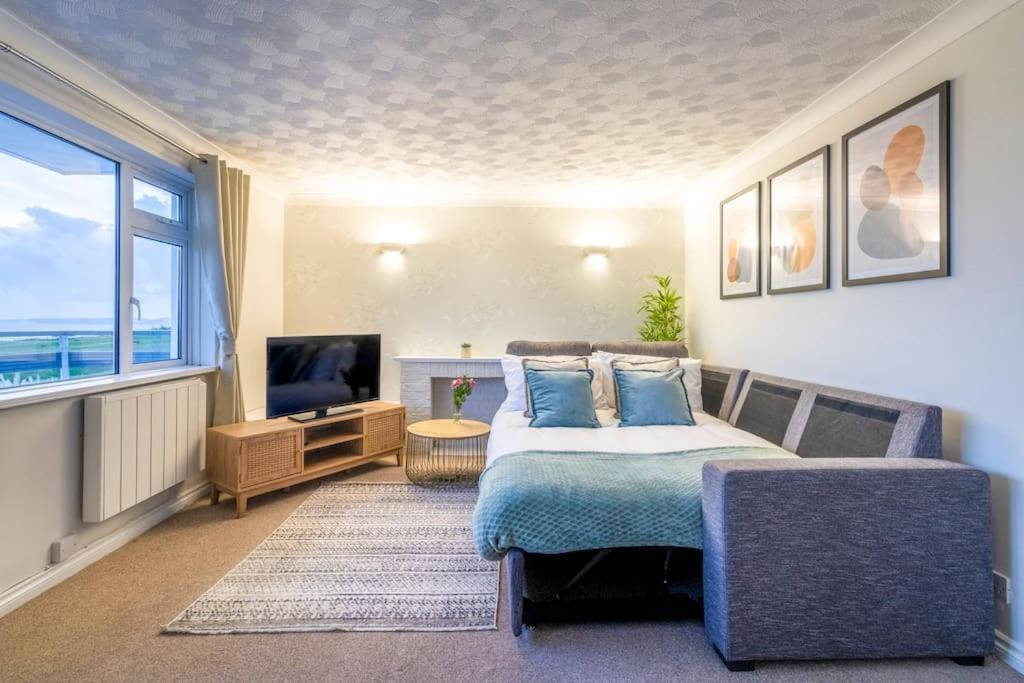 Beautiful Sea View 2 Bedroom Sleeps 6-Free Parking Bornemouth Extérieur photo
